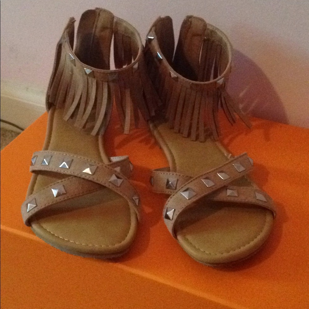 Comfy, cute sandals with fringes and embellishment